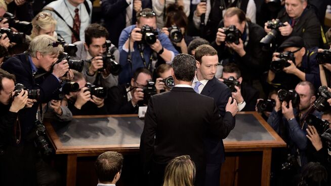 <p>HØRING: Iført dress og slips, ikke sin sedvanlige T-skjorte-uniform, besvarte Zuckerberg flere hundre spørsmål fra 44 senatorer tirsdag kveld.</p>