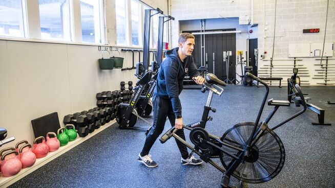 <p class="_1uxMy mv0Zq" data-test-tag="image:caption"><b>EIER TRENINGSSENTER:</b> Ett av lånene var tatt opp i Mathias’ nystartede firma. Her gjør han klar til en crossfit-time på treningssenteret han eier med to andre.</p>