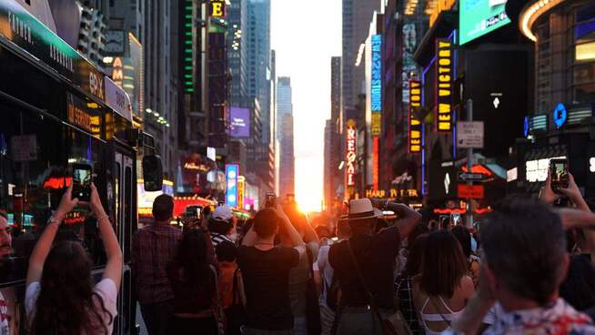 <p><b>HØYE LEIEPRISER:</b> Bildet viser Times Square i New York. Lite areal og stor etterspørsel etter å bo i byen gir utslag i form av høye leiepriser.</p>