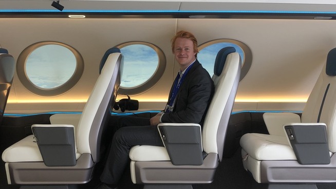 <p>Andreas Kollbye Aks, visedirektør for drift i Widerøe, fikk prøvesitte prototypen til elflyet fra Eviation under flyshowet i Paris.</p>