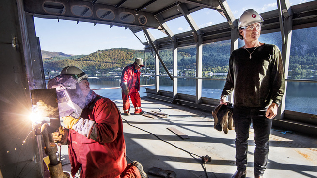 <p>I høst gikk blant andre Petter Stordalen i hardt pressede Kleven verft. Nå har selskapet sikret seg kontrakt for å bygge et spesialfartøy for operasjoner på havbunnen, en kontrakt signert det namibiske diaman-tutvinningsselskapet De Beers Marine Namibia.</p>
