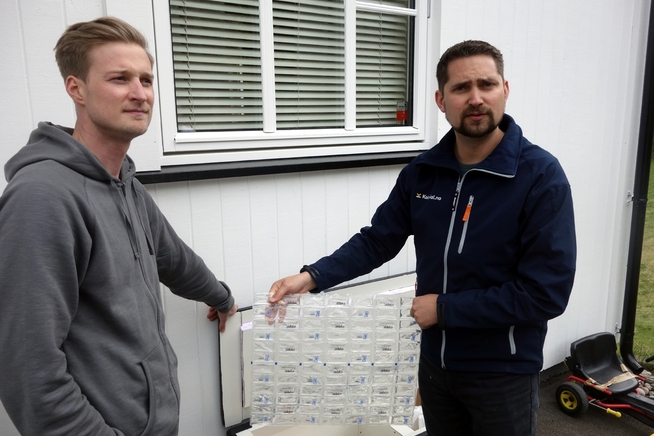 <p><b>KALDT</b>: Med disse kjøleteppene av plast fylt med vann vil matvarene holde seg til kunden kommer hjem, sier daglig leder Karl Munthe-Kaas (t.h.) og prosjektleder Anders Odin Alveng i Kolonial.no.</p>