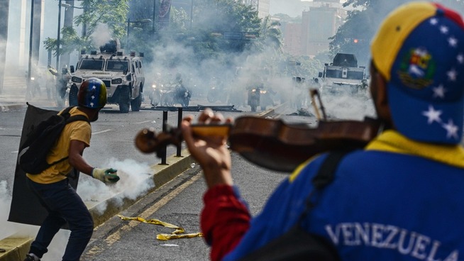 <p><b>OPPOSISJONEN:</b> Den opposisjonelle koalisjonen har i lengre tid forsøkt å fjerne president Maduro fra makten. Her fra en demonstrasjon i mai hvor man tok nye midler til hjelp i kampen mot presidenten.</p>