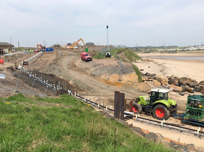 <p><b>PÅ LAND:</b> Her i Blyth ved Newcastle i Storbritannia legges de første lengdene av strømkabelen North Sea Link, som skal strekkes 720 kilometer over Nordsjøen fra Storbritannia til Norge.</p>