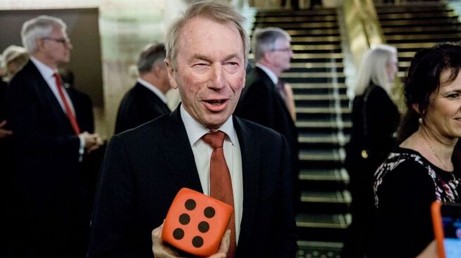 <p><b>FRA TO TIL SEKS:</b> Investor Jens Ulltveit-Moe var mye mer fornøyd med årets tale enn fjorårets. Han økte til en klar sekser i år.</p>