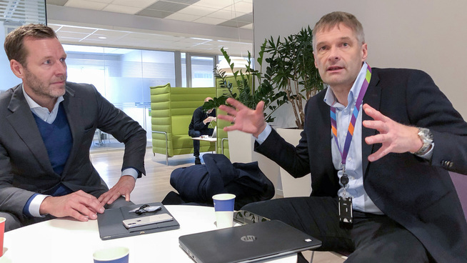 <p><b>– JEG HAR LENGE VENTET AT DET VILLE KOMME:</b> Konsernsjef Johan Dennelind (t.v.) i en samtale med Norge-sjef Abraham Foss mandag. Dennelind sier han har ventet en konsolidering i bransjen, men at tempoet i det som nå skjer er interessant. Samtidig sier han at han blir tryggere på egen strategi om å satse på Norden (og Baltikum) når andre nå også gjør det samme.</p>
