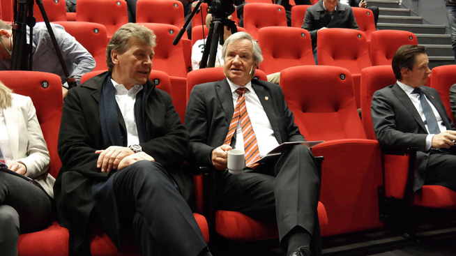 <p><b>LA FREM TALL:</b> Norwegian holdt på morgenkvisten resultatpresentasjon. Kjos beskriver dette som «business as usual». Her sammen med styreleder Bjørn Kise.</p>