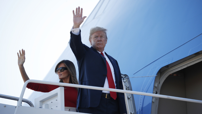 <p>PÅ VEI: USAs president Donald Trump og hans kone Melania Trump på vei inn i Air Force One før avreise til Europa tirsdag.</p>