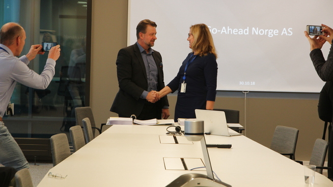 <p><b>UNDERSKREV KONTRAKT</b>: Tirsdag klokken 12.00 ble kontrakten mellom Go-Ahead og Jernbanedirektoratet underskrevet. Her ved direktør i Go-Ahead Nordic, Magnus Hedin (t.v) og jernbanedirektør Kristi Slotsvik (t.h). </p>