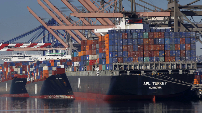 <p><b>ESKALERING:</b> Som E24 skrev mandag frykter mange at Donald Trump skal ilegge straffetoll på alle varer som handles fra Kina. Her ser vi containerskip til kai ved Long Beach utenfor Los Angeles.</p>