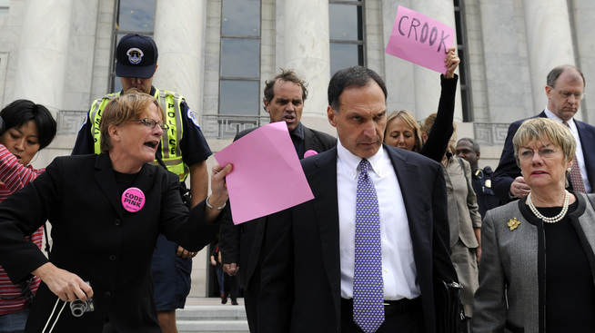 <p><b>UPOPULÆR:</b> Lehman Brothers-sjef Richard S. Fuld Jr ble møtt av demonstranter da han forlot en høring på Capitol Hill i Washington etter konkursen i 2008.</p>