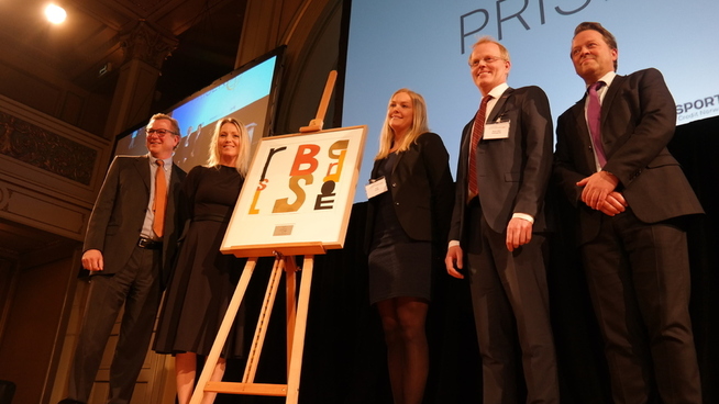 <p><b>VANT:</b> StormGeo hentet hjem Eksportprisen 2016. Fra venstre: juryleder John G. Bernander, prisutdeler Kari Traa, markedssjef Hege Kveen i StormGeo, markedsdirektør Svein Kåre Giskegjerde og konferansier Arne Hjeltnes.</p>