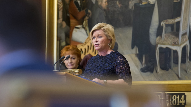 <p><b>FINANSMINISTER:</b> Siv Jensen (Frp) på talerstolen under finansdebatten på Stortinget.</p>