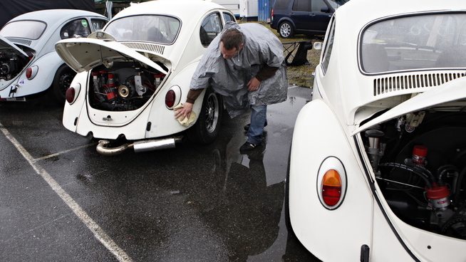 <p><b>HAR SINE ENTUSIASTER:</b> En stolt eier polerer sin kjære doning under folkevogntreffet på Gardermoen Raceway i 2012.</p>