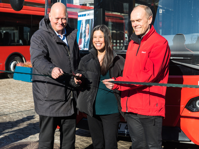 <p><b>SNORKLIPP:</b> Administrerende direktør i Unibuss Øystein Svendsen, miljøbyråd i Oslo, Lan Marie Nguyen, og plandirektør i Ruter, Snorre Lægran var tilstede for å markere at Oslo har fått elbusser.</p>