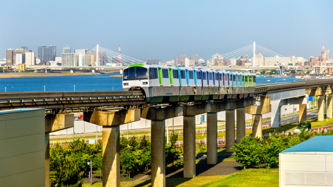 <p><b>HANEDA</b> er hovedflyplassen til Japans hovedstad. Her ser vi monorail-flytoget transportere passasjerer fra Tokyo og ut til flyplassen.</p>