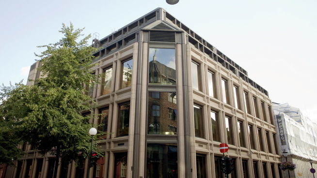 <p><b>HER SETTES RENTEN:</b> Norges Bank på Bankplassen i Oslo.</p>