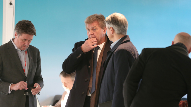 <p><b>FIKK EMISJONSSTØTTE:</b> Styreleder Bjørn Kise (i midten) avbildet under tirsdagens ekstraordinære generalforsamling i Norwegian. Til venstre er finansdirektør Geir Karlsen.</p>