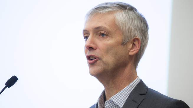 <p>– ET TANKEKORS: Økonomiprofessor Steinar Holden mener det er et tankekors at det kan lønne seg å låne ut penger til folk som får problemer med å betale tilbake.</p>