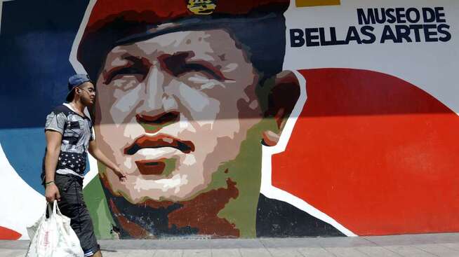<p><b>CHAVEZ:</b> Noen har laget en graffiti av tidligere president Hugo Chavez på en vegg i Caracas. Chavez gjennomførte omfattende reformer som fikk fattigdomsstatistikken på rett vei – en stund.</p>