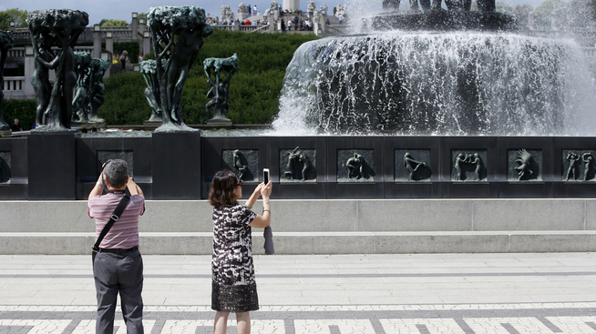 <p>FOTO-OP: Turister tar bilder i Vigelandsparken.</p>
