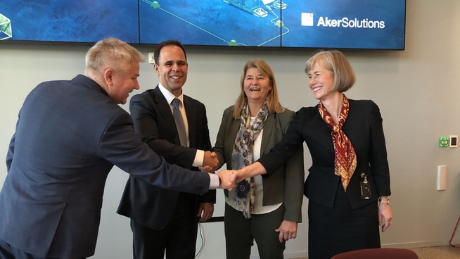 <p><b>LANDET MILLIARDAVTALE:</b> Stemningen var på topp hos Aker Solutions på Fornebu milliardkontrakten på Johan Castberg-feltet var undertegnet. Fra venstre: Pål Eitrheim, direktør for anskaffelser i Statoil, Luis Araujo, konsernsjef i Aker Solutions, Margareth Øvrum, konserndirektør i Statoil og Valborg Lundegaard, kundedirektør i Aker Solutions</p>