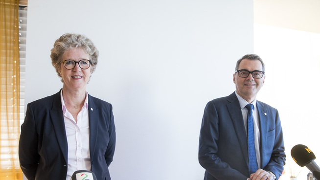 <p><b>DATAANGREP:</b> Hydro ble sent mandag kveld utsatt for et dataangrep. Dette bildet ble tatt i forbindelse med mandagens pressekonferanse, hvor det ble kjent at Hilde Merete Aasheim blir ny konsernsjef i Hydro. Hun overtar etter Svein Richard Brandtzæg t.h. Foto: Terje Pedersen / NTB scanpix</p>