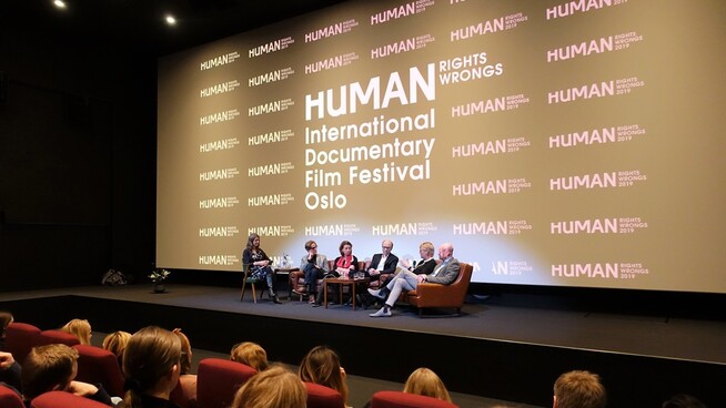 <p><b>ETISK DISKUSJON:</b> Det var debatt om Oljefondet etter visningen av dokumentarfilmen «Vikings vs. Wolves» på Human filmfestival 2019. Debattleder var Maria Berg Reinertsen, og deltakerne var John Peder Egenæs i Amnesty, matematiker Silvija Seres, tidligere Oljefondet-sjef Knut Kjær, Cicero-sjef og tidligere finansminister Kristin Halvorsen og Oljefondets direktør Yngve Slyngstad.</p>