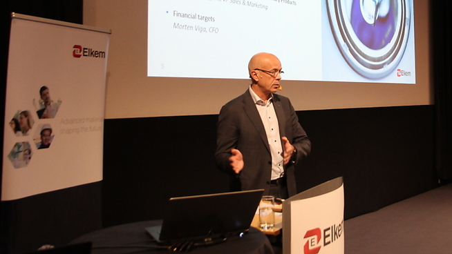 <p><b>OPTIMIST TROSS HANDELSURO:</b> Administrerende direktør Helge Aasen i Elkem.</p>