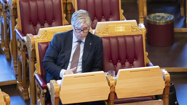 <p>Klima- og miljøminister Ola Elvestuen (V) vil ikke begynne å diskutere hvordan elbilfordelene skal fjernes i framtiden, slik Høyres Henriks Asheim tar til orde for.</p>
