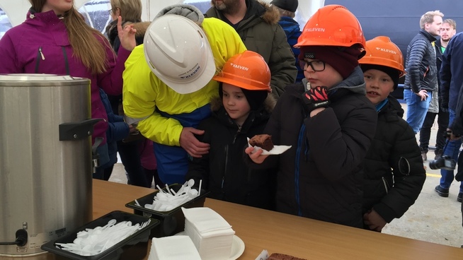 & lt; b & gt; STORE OG SM & # xC5;: & lt; / b & gt; Mange av innbyggerne and Ulsteinvik Hadde m & # xF8; tt FREM for & # xE5; they luksusyachten bli SATT p & # xE5; vannet. & lt; br / & gt;