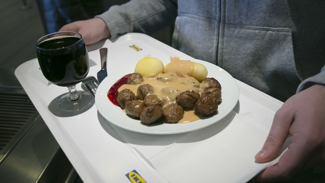 <p><b>MAT FOR MØBELHANDLERE:</b> Over hele verden slukker folk sulten sin med kjøttboller fra Ikea-restauranten, mens de vurderer om de skal kjøpe klabb- eller knubbig-lampen.</p>