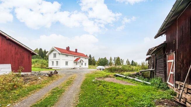 <p><b>NOT EVERYTHING IS IN GOOD CONDITION:</b> Outhouse and storehouse are in a less good condition.</p>