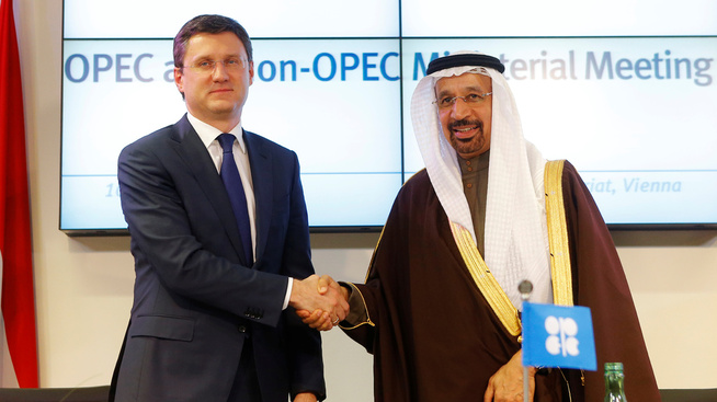<p><b>KUTTKAMERATER:</b> Russlands energiminister Aleksandr Novak og Saudi-Arabias energiminister Khalid al-Falih ble enige om å gjennomføre produksjonskutt.</p>