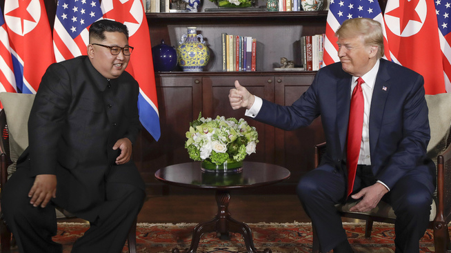 <p><b>MØTTES I NATT:</b> Tommel opp fra Donald Trump til Kim Jong-un før de to innledet toppmøtet</p>