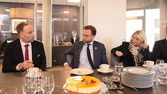 SKRØT AV SAMARBEID: – Dette er først og fremst verdifullt for brukerne og her blir det både enklere, raskere og det spares mye penger – både for det private og det offentlige. En vinn-vinn-situasjon, sier digitaliseringsminister Nikolai Astrup, omkranset av kommunal- og moderniseringsminister Monica Mæland og Eiendom Norge-direktør Christian Dreyer.
