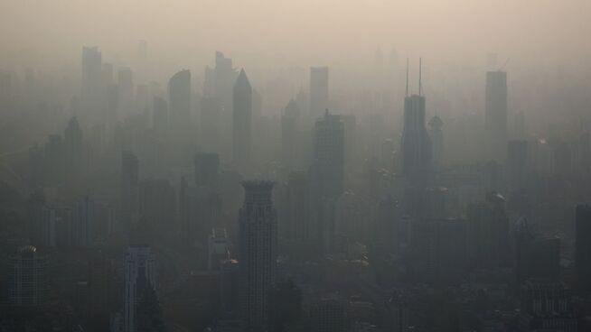 <p><b>GLAD I KULL</b>: Økonomisk vekst i Kina gir økt energibehov som igjen øker kullforbruket. Dette bildet fra 2016 viser Shanghai og byens lite vennlige luftkvalitet. </p>