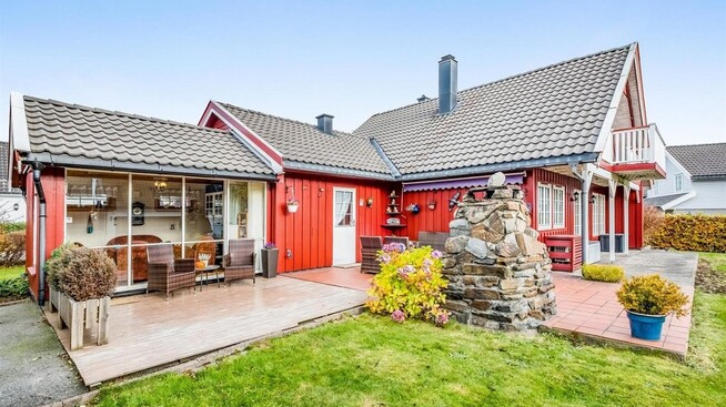 <p><b>TRO MOT VIRKELIGHETEN:</b> På dette annonsebildet er huset rødt, slik det faktisk er.</p>