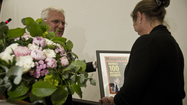 <p><b>MEKTIGSTE KVINNE:</b> I kåringen av Norges 100 mektigste kvinner i 2011, i regi av finansbladet Kapital og Polyteknisk forening, kom daværende Telenor-direktør Kristin Skogen Lund til topps på listen. Her mottar hun blomster av tidligere NHO-president Trygve Hegnar.</p>