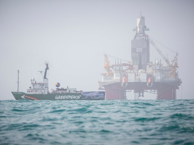 <p><b>TIL HAVS:</b> Her ligger Greenpeace-skipet Arctic Sunrise i nærheten av riggen Songa Enabler, som borer Gemini Nord-brønnen i Barentshavet på oppdrag fra Statoil. Miljøvernerne er bekymret for sjøfugl og natur i nordområdene, og ønsker å stanse en del av de nordligste oljebrønnene, som Korpfjell og Koigen. Greenpeace og Natur og Ungdom har også gått til sak mot staten for å få underkjent 23. konsesjonsrunde på norsk sokkel.</p>