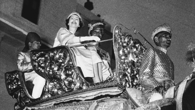 <p><b>I FØRERSETET:</b> For første gang på 150 år er India foran på listen over verdens største økonomier. Her er dronning Elizabeth på besøk i Jaipur, India, i 1961.</p>