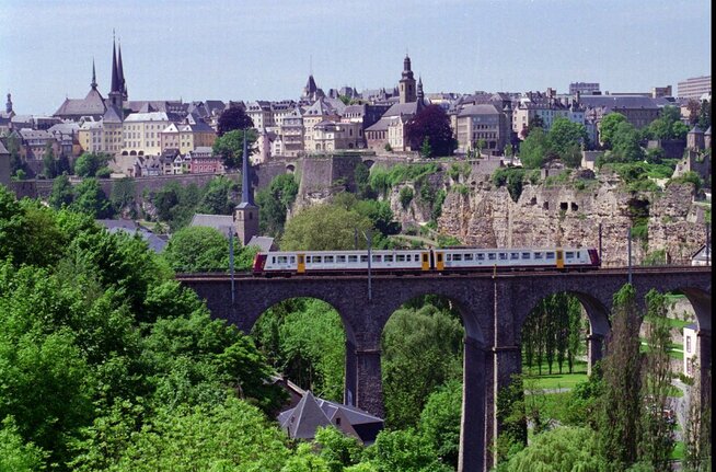 <p><b>570.000 INNBYGGERE:</b> Det er godt å leve i et av Europas minste nasjoner. Bildet viser gamlebyens bysilhuett i Luxemburg.</p>