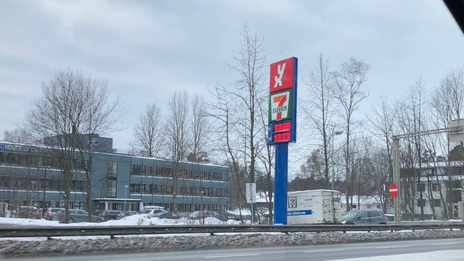 <p><b>13-TALLET:</b> Ved denne bensinstasjon på Høvik var bensinprisen nede på 13 kroner literen torsdag morgen.</p>