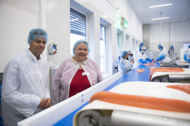<p><b>GODE LAKSEÅR:</b> Høye laksepriser og en svak krone har ført til stor fremtidsoptimisme rundt havbruk og fiskeri på Vestlandet. Her er statsminister Erna Solberg (H) på valgkamp i Hordaland sammen med Knut Arild Hareide (KrF) på Bremnes Seashore Bømlo. </p>