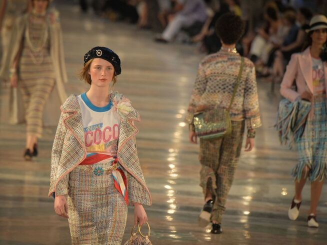 <p><b>MOTEHUS:</b> Det franske motehuset Chanel ble grunnlagt i 1909 av Gabrielle Bonheur «Coco» Chanel. Motehuset har utkonkurrert andre designmerker som vi finner lenger ned på listen, som Louis Vuitton og Burberry.</p>