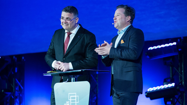 Olje- og energiminister Kjell Børge Freiberg (Frp) under årskonferansen til Norsk Olje og Gass. Avbildet med konferanser Arne Hjeltnes.