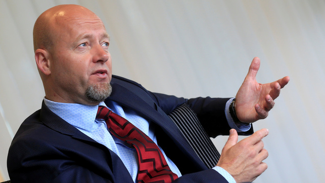 <p><b>LIKER Å HA BRED PORTEFØLJE:</b> Men Oljefond-sjef Yngve Slyngstad sier de vil selge seg ut dersom det vedtas fra politisk hold.</p>