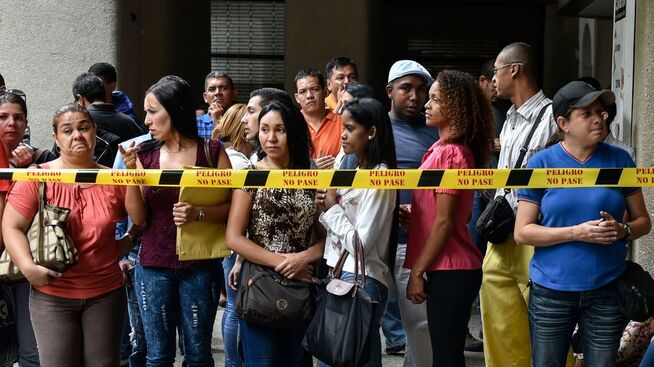 <p><b>I KØ FOR VISUM:</b> Venezuelanere som vil forlate det kriserammede landet står i kø ved det chilenske konsulatet i Caracas.</p>