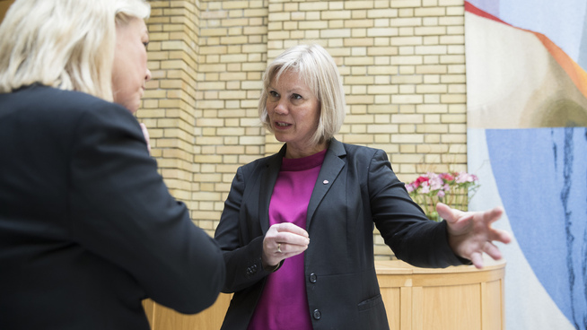 <p><b>FORESLO SELV Å TA MED ALL GJELD:</b> Arbeiderpartiets Åsunn Lyngedal (t.h), her avbildet i samtale med kommunal- og moderniseringsminister Monica Mæland (H).</p>