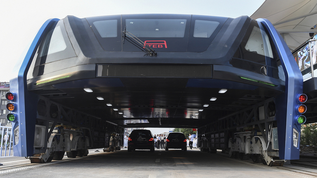 <p><b>I KINA:</b> Kjører bussene på «stylter». Transit Elevated Bus hadde sin første testtur denne uka.</p>